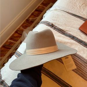 Janessa Leone Henningsen hat in light grey size medium